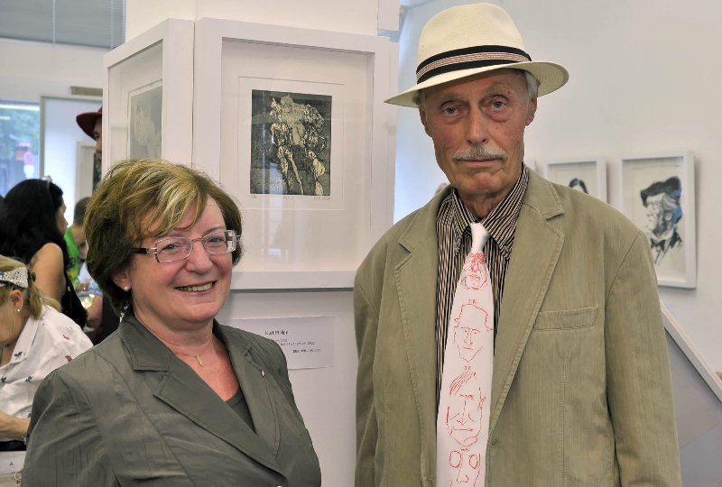 Dritte Landtagspräsidentin Marianne Klicka, am Bild mit dem Künstler Kurt Philipp, eröffnete die Ausstellung "Ein Streifzug durch die Druckgrafik" 