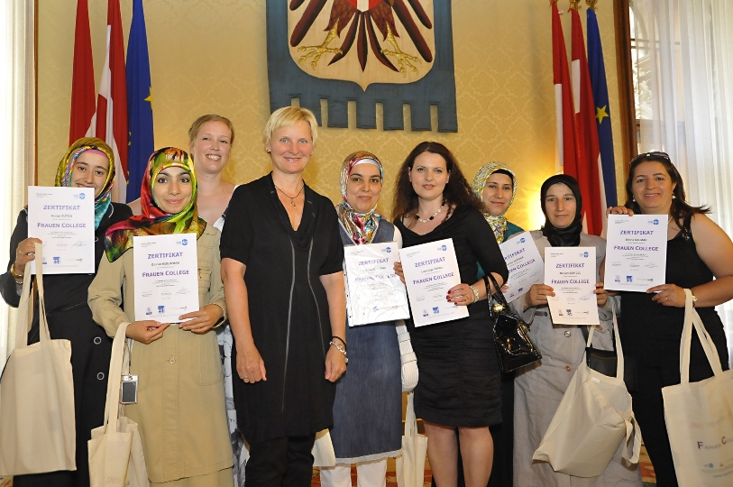 Stadträtin Sandra Frauenberger verleiht Zertifikate an Absolventinnen des "Frauen College" 