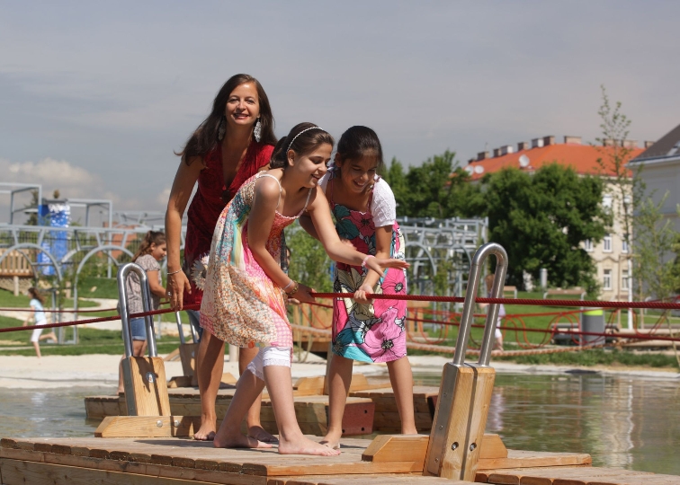 Spiel und Spaß am neuen Wasserspielplatz Wasserturm in Favoriten. Umweltstadträtin Ulli Sima mit Kids. 