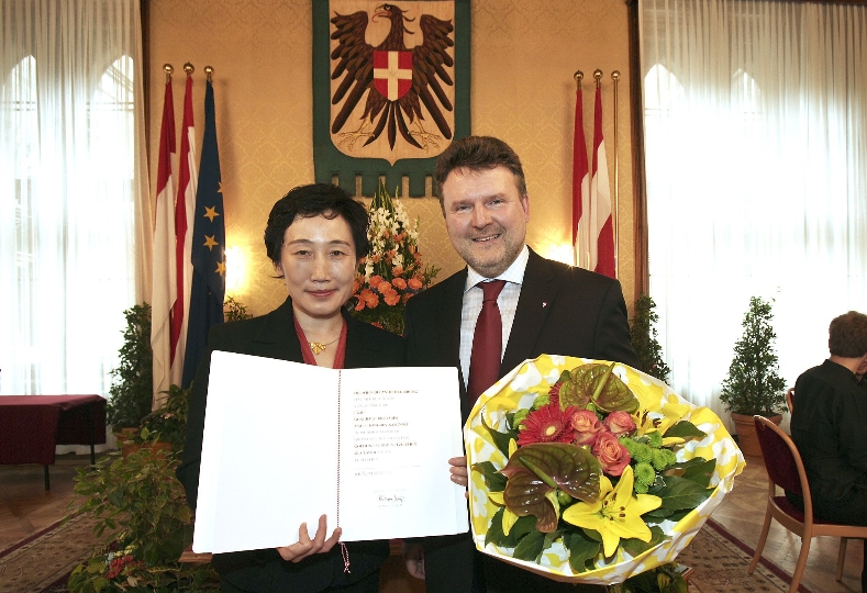 Mag.a Hongbin Kaminski wurde von Wohnbaustadtrat Dr. Michael Ludwig mit dem "Goldenen Verdienstzeichen des Landes Wien" geehrt