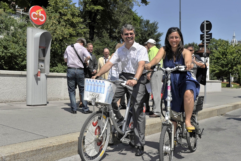 Der Oberbürgermeister von Bratislava, Milan Ftácnik und Wiens Vizebürgermeisterin Maria Vassilakou unternahmen einen Radausflug zu Wiens größtem Radwegprojekt, dem Wiener Ringradweg