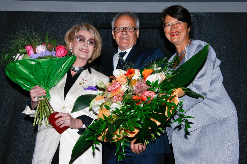Kammersängerin Renate Holm gemeinsam mit Volksoperndirektor Robert Meyer und Vizebürgermeisterin Renate Brauner 