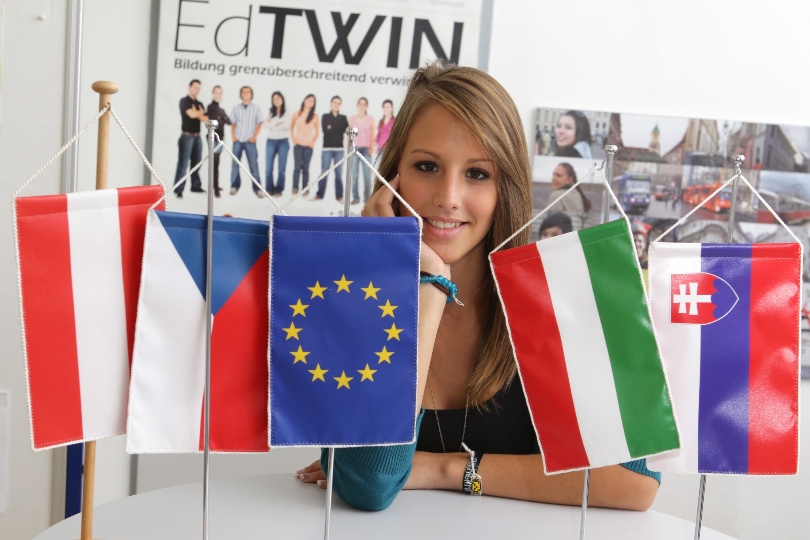 Schülerin mit den Fahnen der EU und CENTROPE Region 