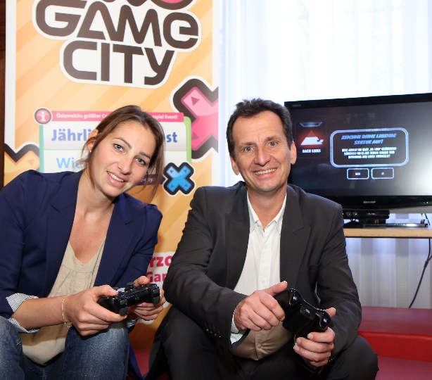 Stadtrat Christian Oxonitsch mit Marlies Frey, Marketing Manager Austria Sony Computer Entertainment bei der Präsentation der Game City