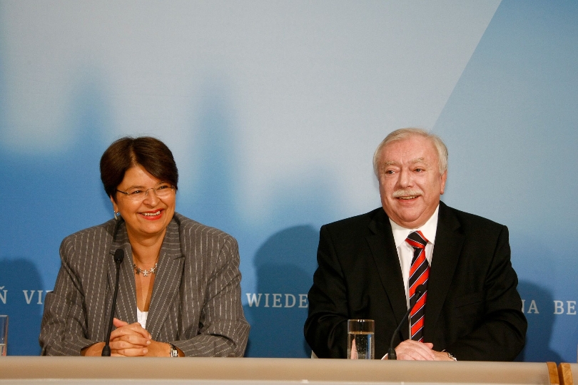Bgm Michael Häupl und Vbgmin Finanzstadträtin Renate Brauner bei der Präsentation des Voranschlages 2012