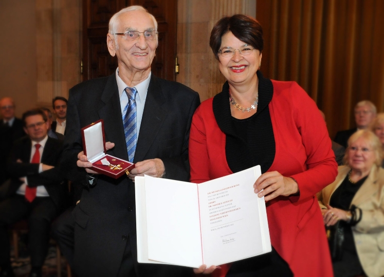 Hohe Auszeichnung für den Publizisten und Historiker Manfred Scheuch