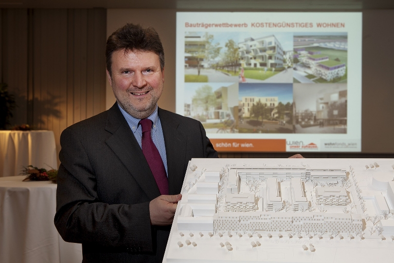 Wohnbaustadtrat Michael Ludwig präsentiert die Modelle des Bauträgerwettbewerbs "Kostengünstiges Wohnen in Wien Donaustadt"