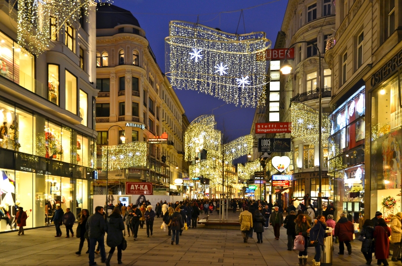 Kärntnerstraße mit Weihnachtsbeleuchtung (1. Bezirk)