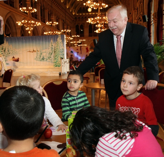 Bürgermeister Dr. Michael Häupl mit Kindern beim Nikolofest