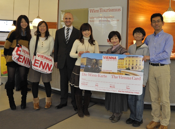 Tourismusdirektor Norbert Kettner beglückwünschte Tatsuro Chaen aus Tokio, der zusammen mit seiner Familie nach Wien gekommen war, zum Erwerb der viermillionsten Wien-Karte. 