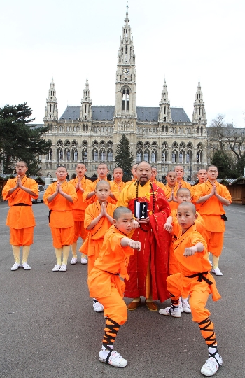 Shaolin Mönche vor dem Rathaus