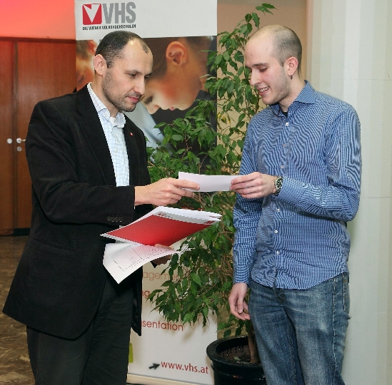 Mag. Wolfgang Gruber (li.), Direktor der VHS Floridsdorf mit dem Gewinner Rainhard Nussgruber