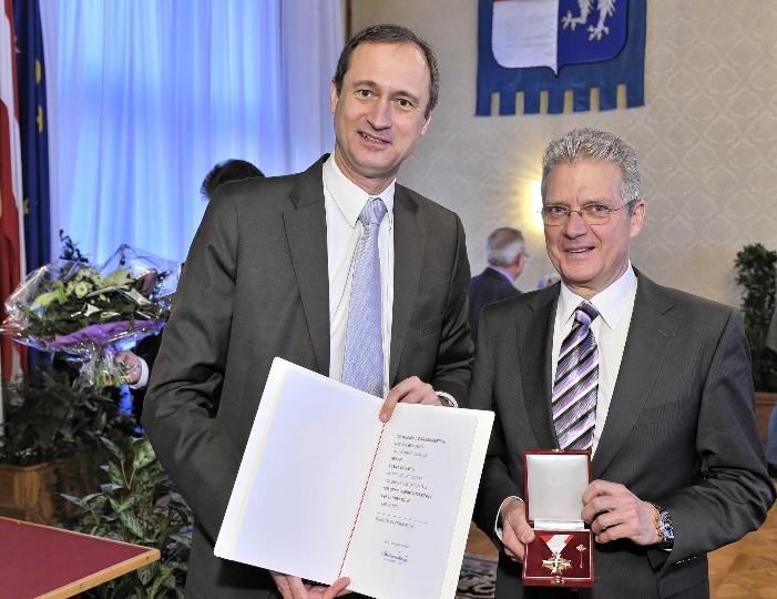 Kulturstadtrat Andreas Mailath-Pokorny mit Franz Horacek anlässlich der Verleihung des Goldenen Verdienstzeichens des Landes Wien