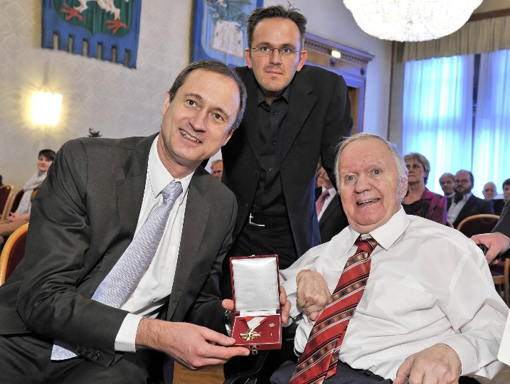 Kulturstadtrat Andreas Mailath-Pokorny mit Rudolf „Teddy“ Ehrenreich anlässlich der Verleihung des Goldenen Verdienstzeichens des Landes Wien
