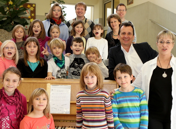 StR Oxonitsch (2.von rechts), die musikbesgeisterten Kinder und das engagierte PädagogInnen-Team der VS Toldt-Weg