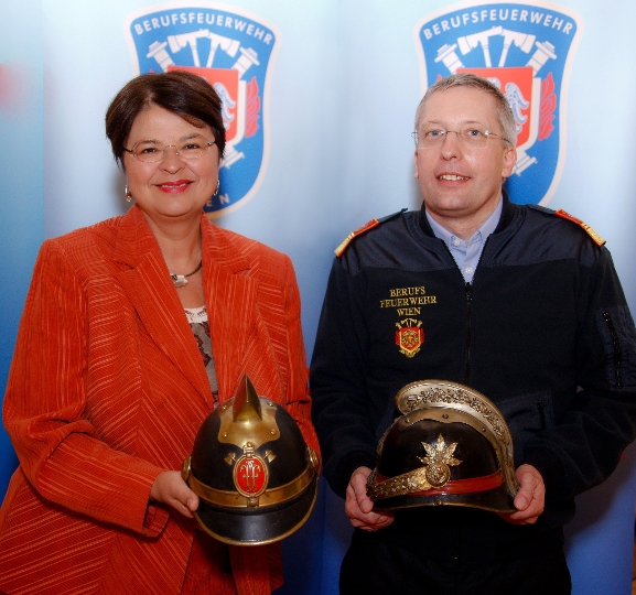 Vizebürgermeisterin Renate Brauner und Branddirektor Gerald Hillinger präsentieren die erste Wiener Feuerwehrschule der Wiener Berufsfeuerwehr