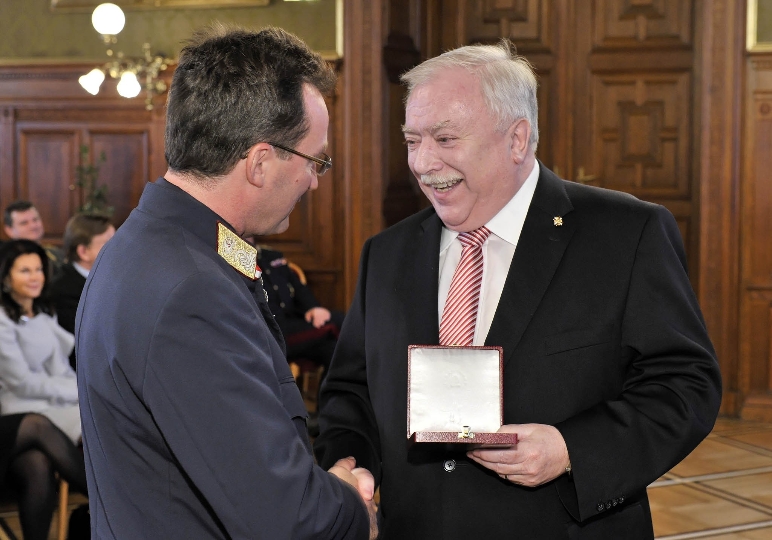 Wiener Polizeipräsident Gerhard Pürstl und Bürgermeister Michael Häupl bei der Verleihung