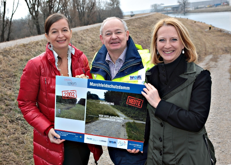 Bundesministerin Doris Bures und Umweltstadträtin Ulli Sima mit Martin Jank vom Wiener Gewässer Management (WGM) am neu erhöhten Marchfeldschutzdamm 
