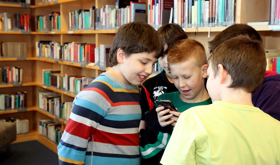 Kinder und Jugendliche können auch über digitale Angebote zum Lesen angeregt werden