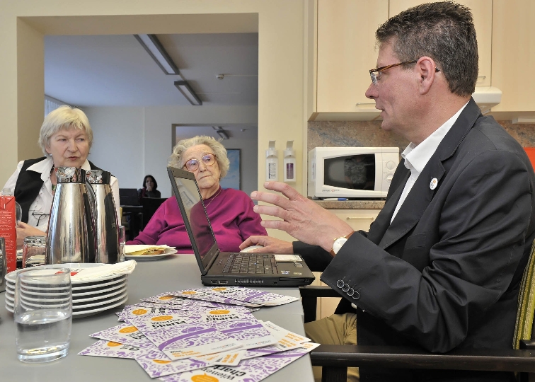 BewohnerInnen im Pensionisten-Wohnhaus Haidehof diskutieren über Wiener Charta