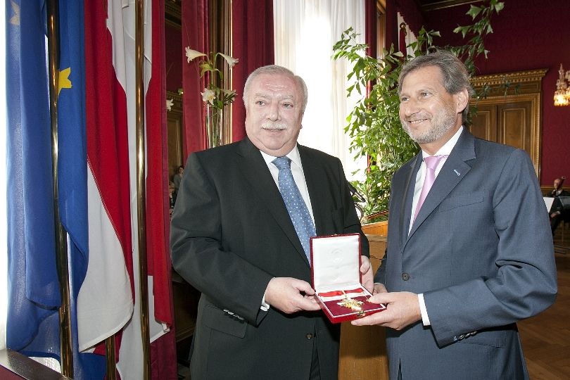 Bürgermeister Michael Häupl und EU-Kommissar Johannes Hahn bei der Überreichung des Großen Goldenen Ehrenzeichens für Verdienste um das Land Wien