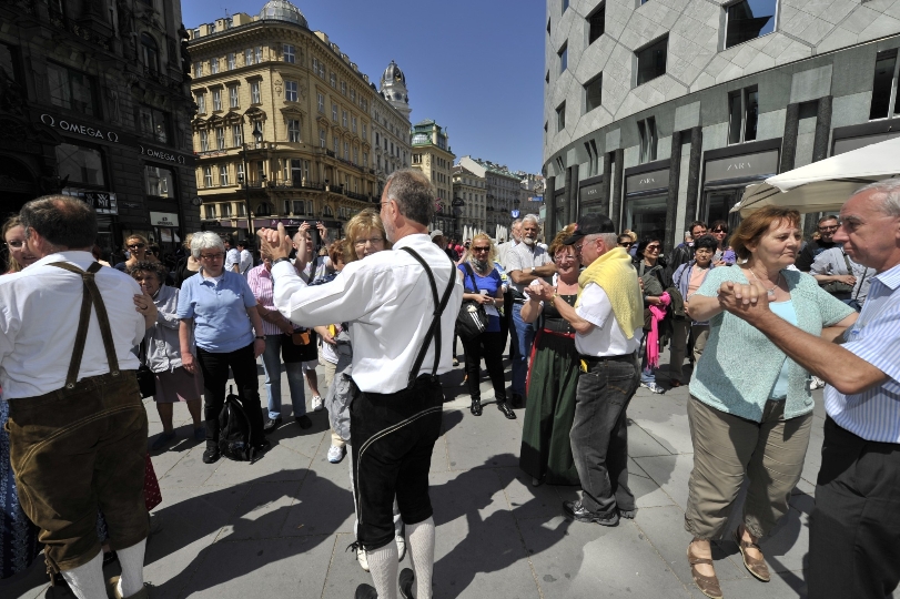 Landtagspräsidentin Marianne Klicka tanzt mit einem Touristen