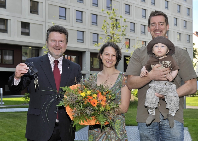Wohnbaustadtrat Michael Ludwig überreichte stellvertretend für alle neuen BewohnerInnen Edda und Oliver Huber mit Sohn Felix symbolisch den Schlüssel zu ihrem neuen Zuhause