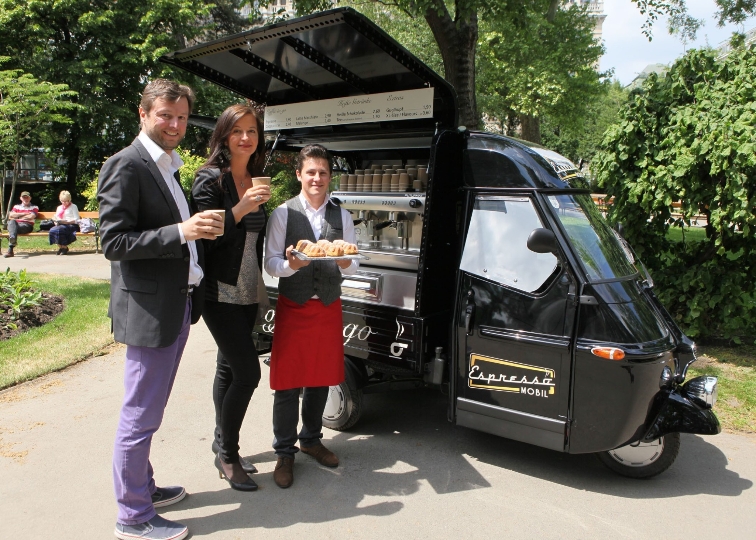 Umweltstadträtin Ulli Sima beim neuen Espressomobil im Rathauspark