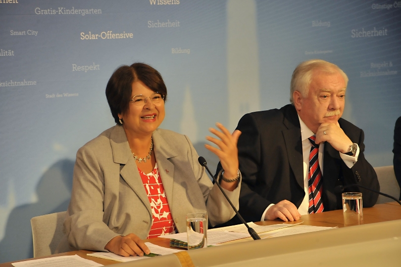Vizebürgermeisterin Renate Brauner und Bürgermeister Michael Häupl präsentieren den Wiener Rechnungsabschluss 2011