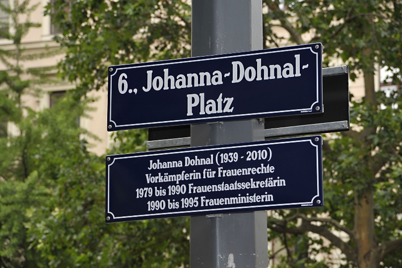 Straßen-Benennungstafel Johanna-Dohnal-Platz im 6. Bezirk