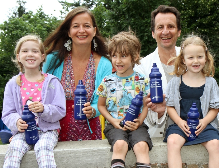 Umweltstadträtin Ulli Sima, Bildungsstadtrat Christian Oxonitsch und Kinder mit den Wiener Wasserflaschen 