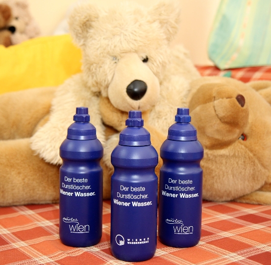 Auch Teddys stehen auf die neuen Wiener Wasserflaschen 