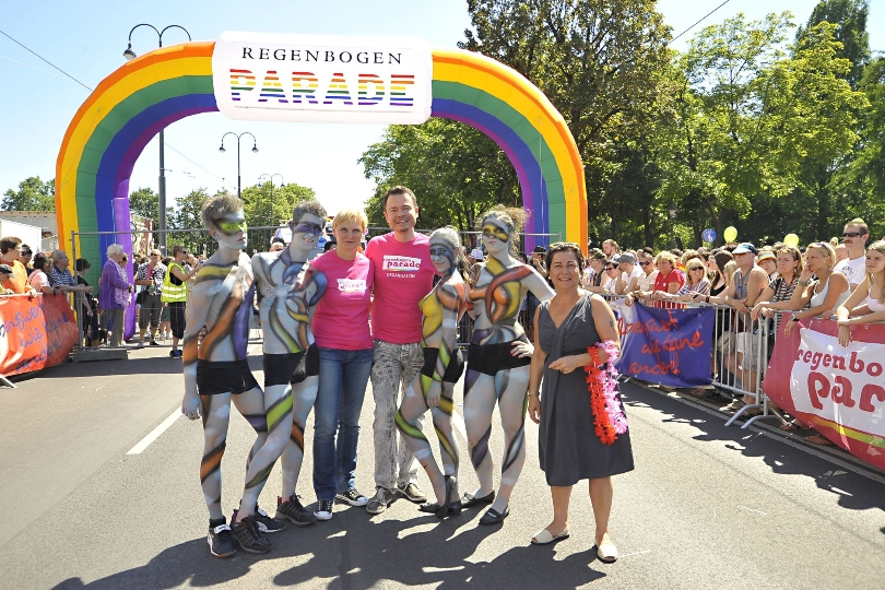 Sandra Frauenberger mit Regenbogenparade-Organisator Christian Högl, Gemeinderätin Nurten Yilmaz und den Pridegirls und -boys