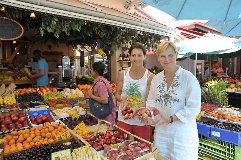 Stadträtin Frauenberger besucht den frisch sanierten Sonnbergmarkt in Döbling