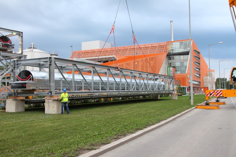 Die Förderbandbrücke wurde installiert. Es wiegt 25 Tonnen und befördert mit einer Geschwindigkeit von 3,6 km/h pro Stunde 94 Tonnen aufbereiteten Restmüll vom Abfalllogistikzentrum in einer Höhe von ca. 10 m über die Johann-Petrak-Gasse zum Werk der Fernwärme