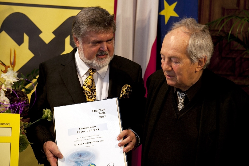 Peter Dvorský und Otto Schenk bei der Preisübergabe