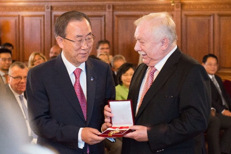 Landeshauptmann Michael Häupl überreicht Ban Ki-Moon das "Große Goldene Ehrenzeichen" 