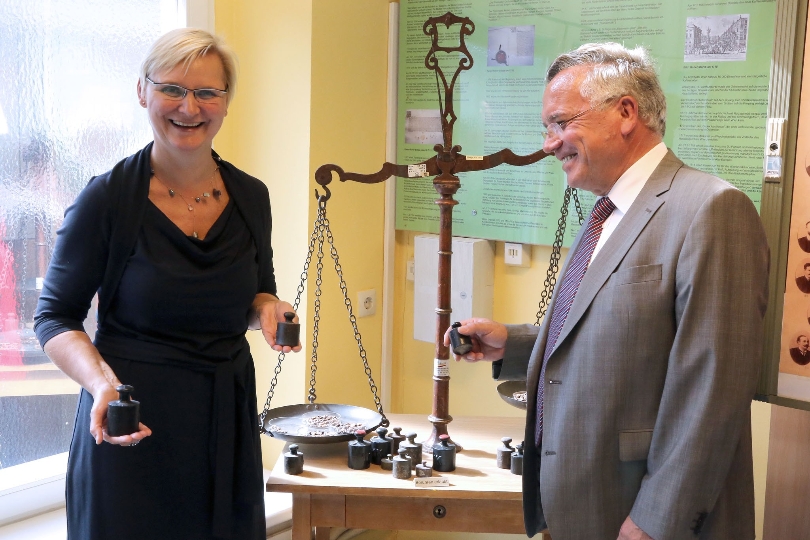 Stadträtin Sandra Frauenberger und Bezirksvorsteher Heinz Lehner bei der Überprüfung einer alten Marktwaage. 