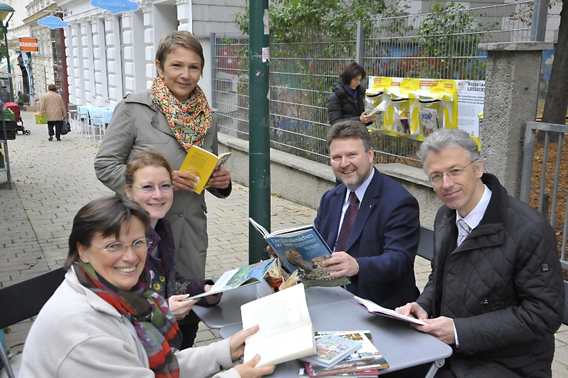 Gemeinsamer Lesespaß mit Irene Pöhl (li.) und Maggie Kolb (2.v.l.) , den "Herzdamen vom Kutschkermarkt", die die Büchertasche ehrenamtlich betreuen