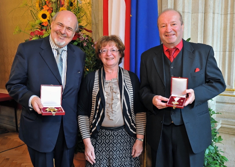 Die Dritte Landtagspräsidentin Klicka überreichte das Goldene Ehrenzeichen an Wolfgang Mayer-König und das Goldene Verdienstzeichen Axel Rot