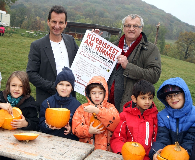 Jugendstadtrat Christian Oxonitsch und Kuratorium Wald Präsident Gerhard Heilingbrunner mit Kindern beim Kürbisschnitzen