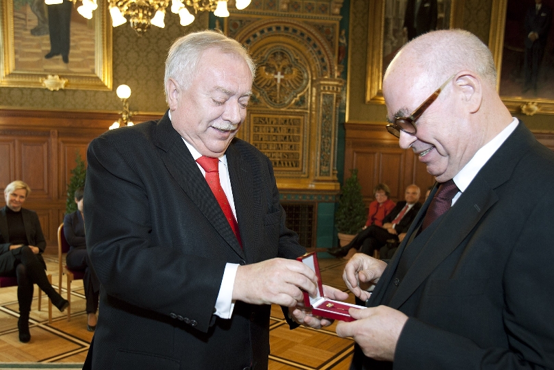 Bürgermeister Michael Häupl und Stadtrat a.D. Peter Schieder anlässlich der Verleihung