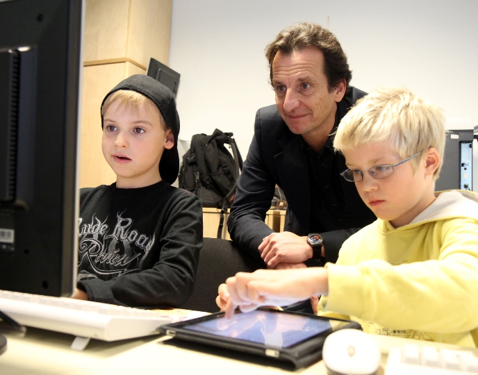 Bildungsstadtrat Christian Oxonitsch und zwei Schüler testen den Internetzugang.