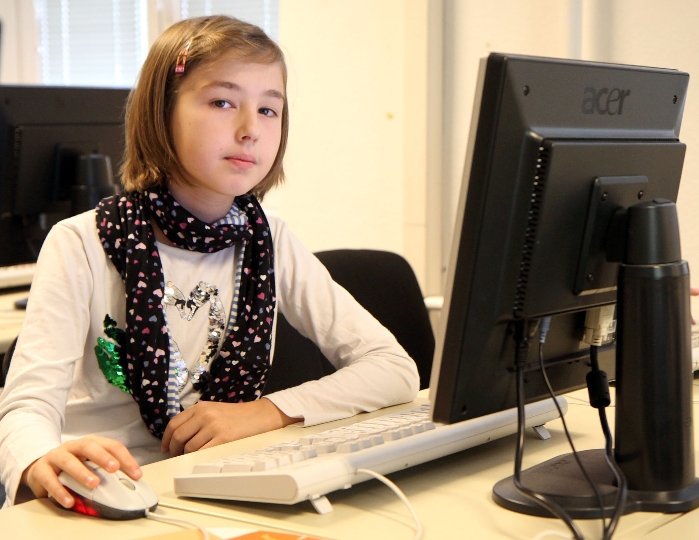 Wiener Bildungsserver: Eine Schülerin online mit einem Rechner