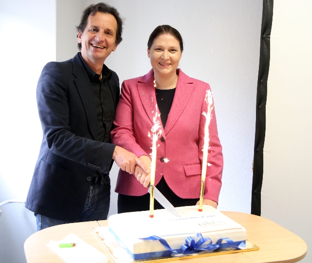 Bildungsstadtrat Christian Oxonitsch und Bildungsserver-Präsidentin Barbara Novak beim Anschneiden der Torte.