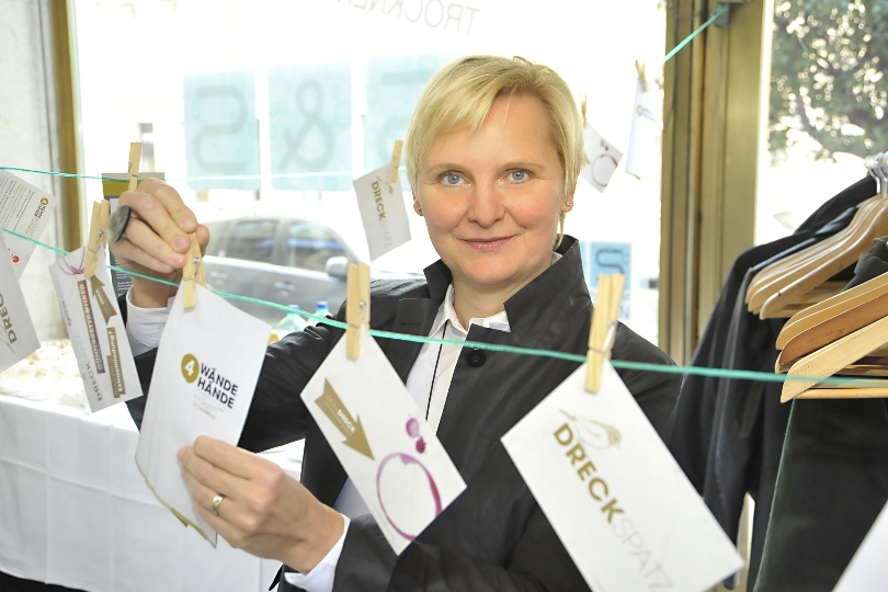Frauenstadträtin Sandra Frauenberger präsentiert die neue Kampagne "4 Wände 4 Hände"