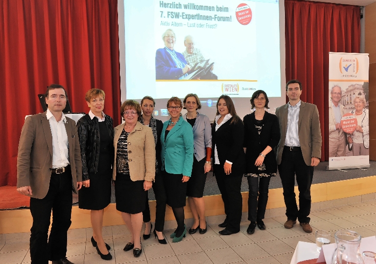 Landtagspräsidentin Marianne Klicka mit TeilnehmerInnen des ExpertInnen-Forums