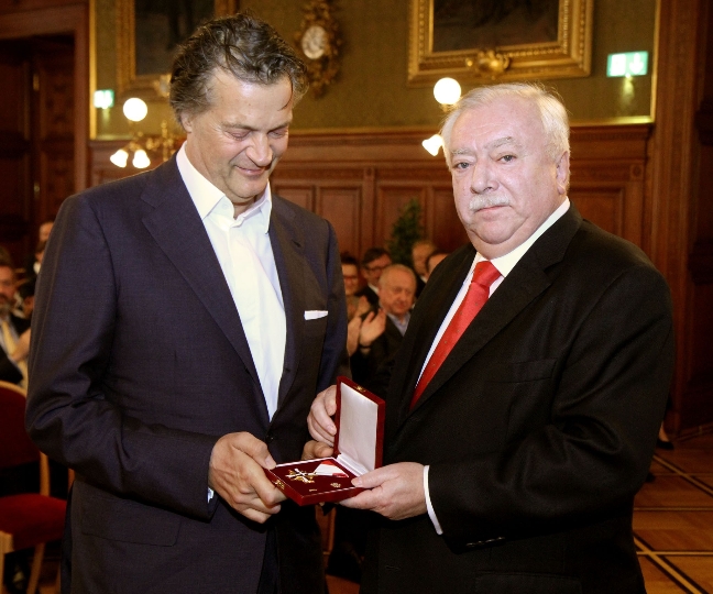 Franz Peter Rössler und Bürgermeister Michael Häupl bei der Verleihung