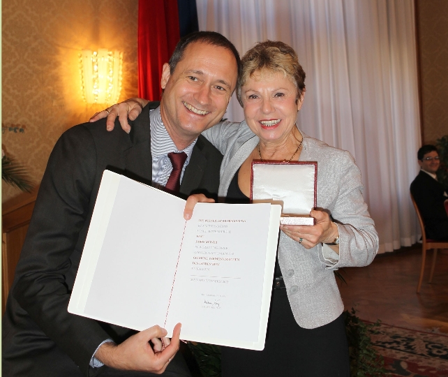 Kulturstadtrat Andreas Mailath überreicht das Goldene Verdienstzeichen des Landes Wien an Doris Weiner