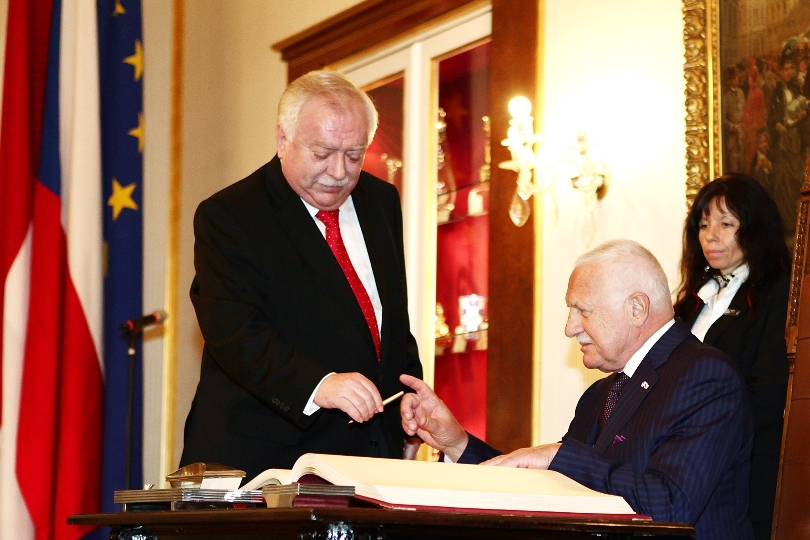 Bürgermeister Michael Häupl und Tschechiens Staatspräsident Vaclav Klaus bei der Eintragung ins Goldene Buch 